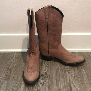 Womens Size 9. Tan Cowboy Boots